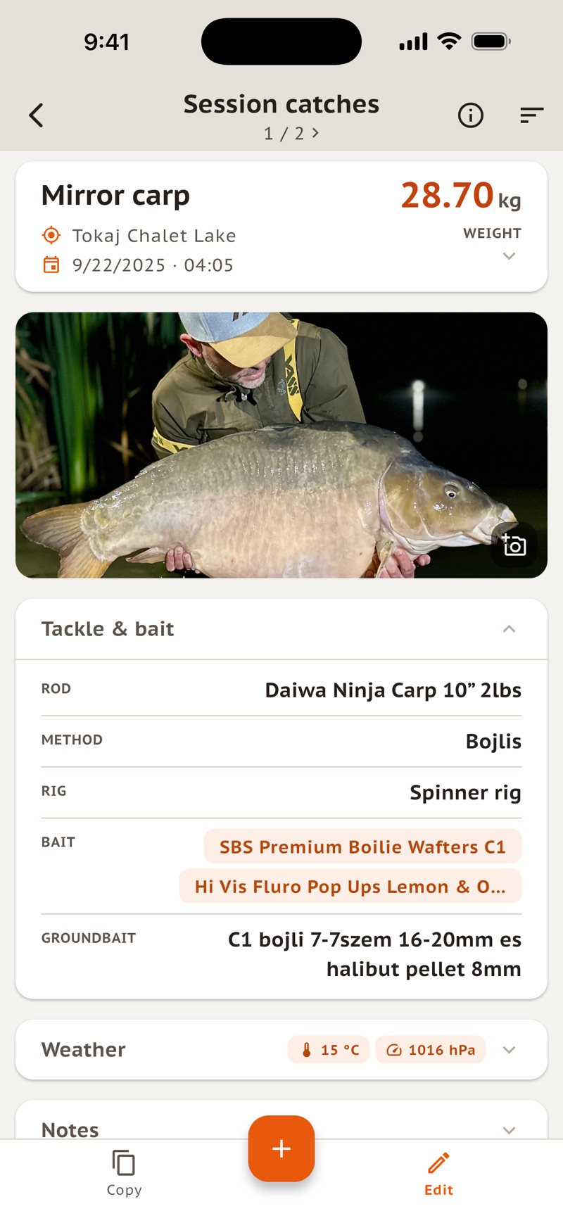Catch detail in the app: the mirror carp's weight and photo, alongside the rod, rig, bait and weather data