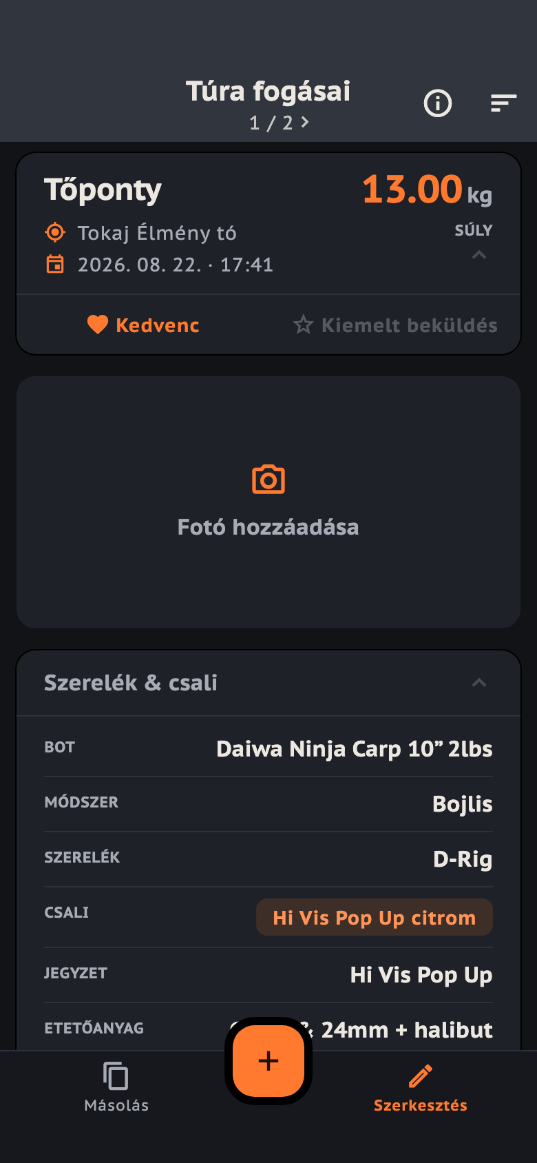 Egy fogás kártyája: halfaj, helyszín, dátum és súly a fejlécben, alatta a fotó helye és a lenyitható Szerelék & csali kártya.